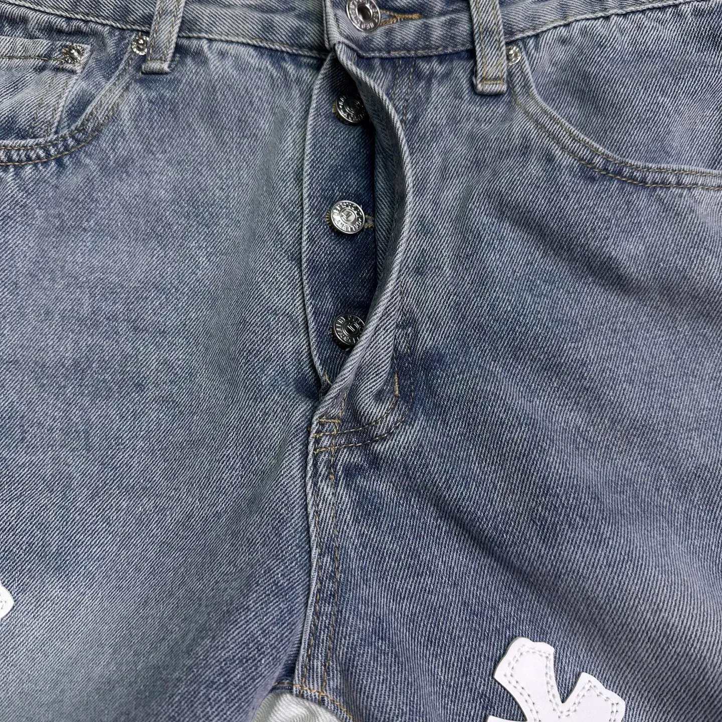 P260 GALLERY DEPT. & Croixin co-branded 2025 new spliced ​​white cross patch leather couple's bootcut jeans 🔥High version🔥High version🔥 Top ceiling quality Styles with different washed textures are very friendly to people with thin legs and thick legs. The bootcut version is very flattering to the leg shape. Moderate length that never goes out of style, easy to match with casually, basic styling for various styles, a must-have in the wardrobe! The fabric is stiff but also makes the upper body soft without losing texture. The washing process is even more perfect. It is a must-have item for everyone! ! ! Washed wheat, hangtag, pants label, complete with three labels Color: light blue Size: 28, 30, 32, 34, 36 (five sizes)